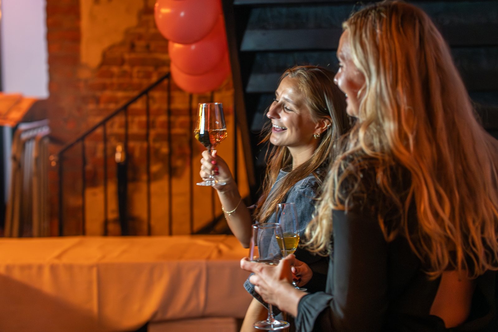To medlemmer skåler under ODAs 20-årsjubileum