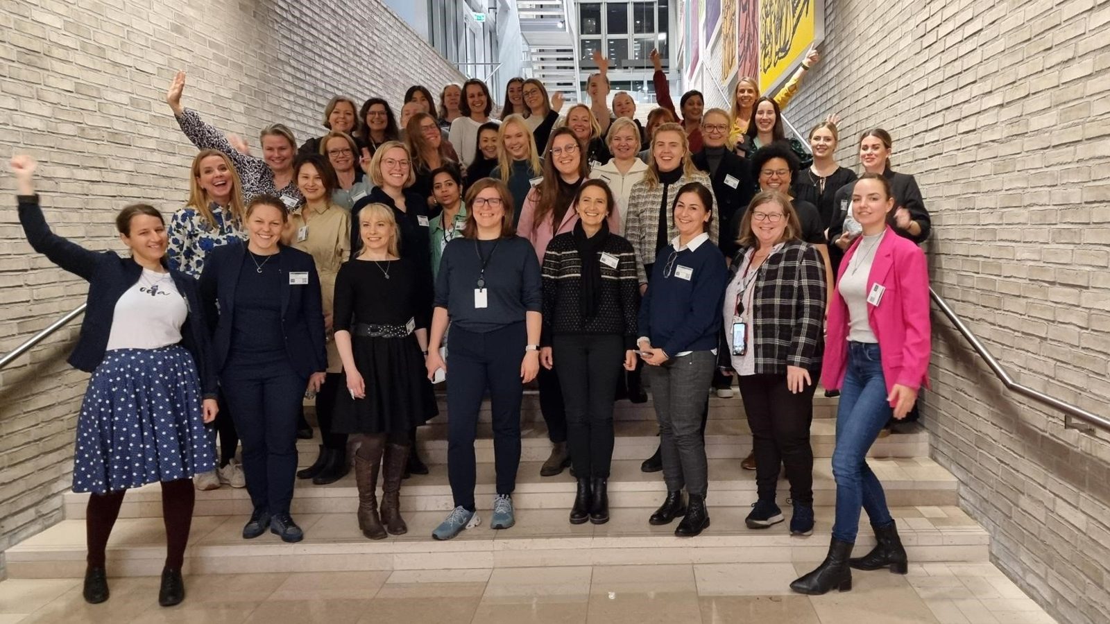 Mentorsamling med mentorer og menteer i samtale
