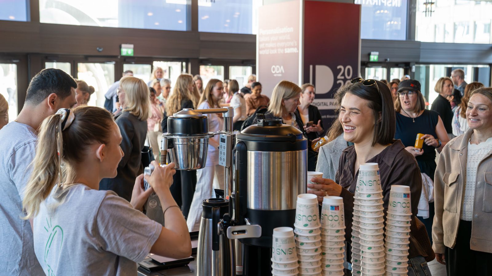 Medlemmer i samtale over kaffe på ODA-dagen