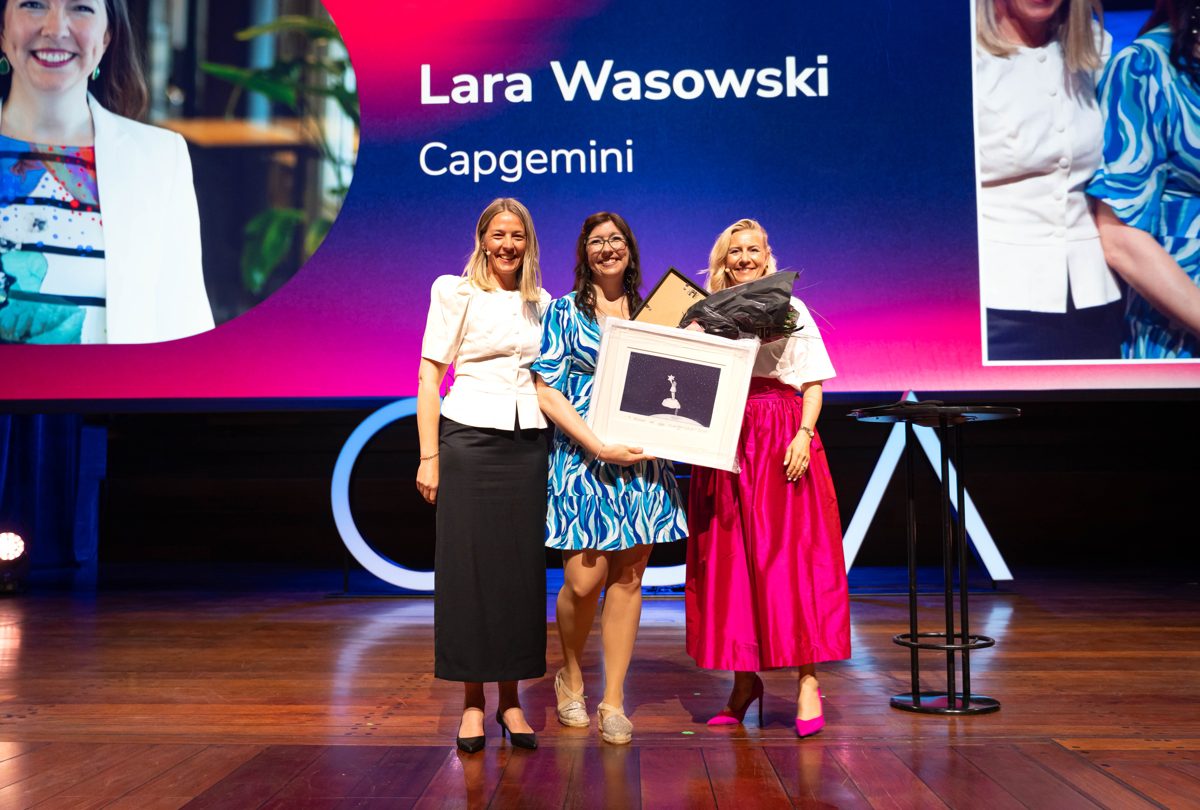 Lara Wasowski fra Capgemini mottar ODA Award 2026
